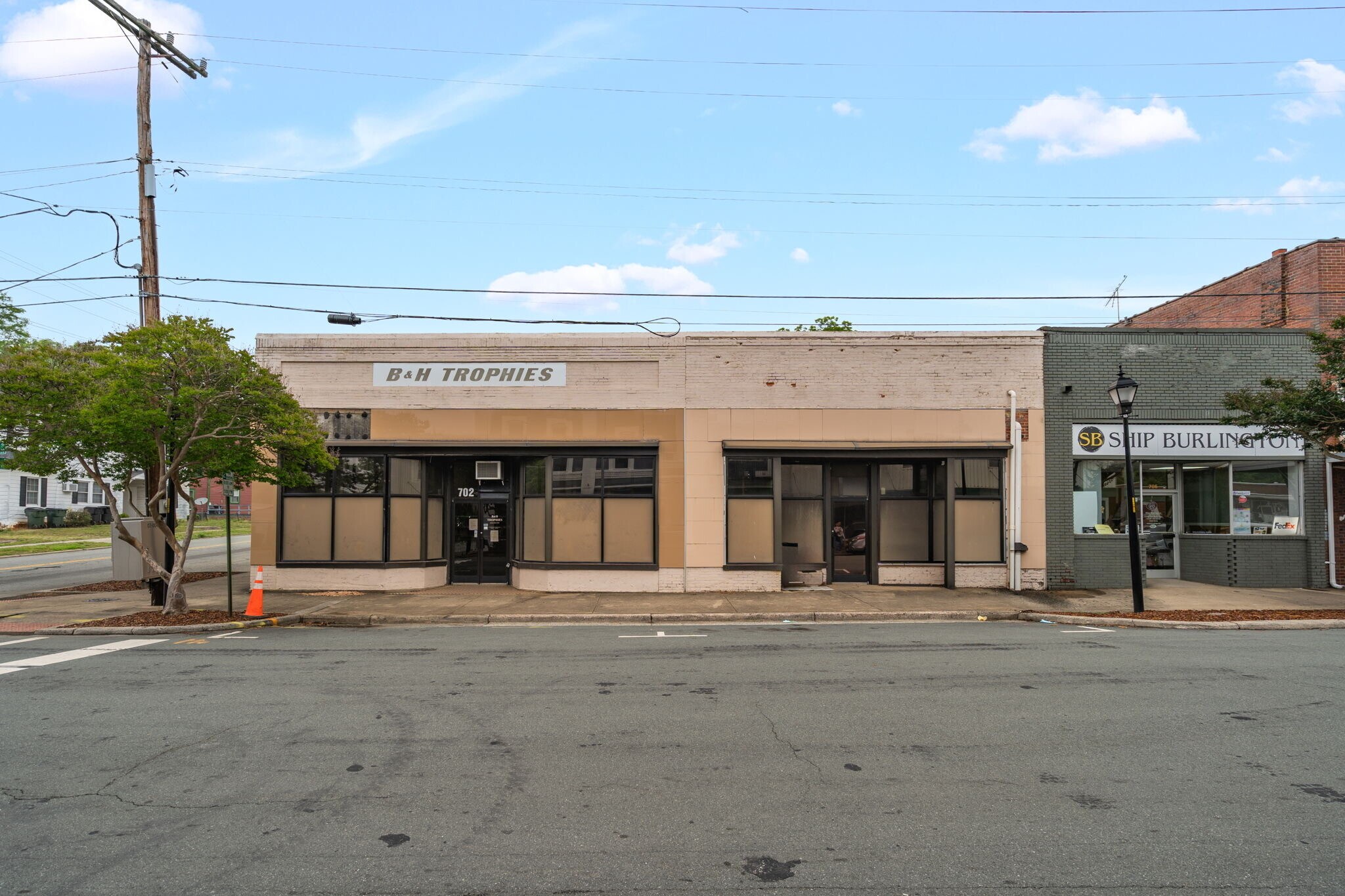 702-704 E Davis St, Burlington, NC à vendre Photo de l’immeuble– Image 1 sur 18