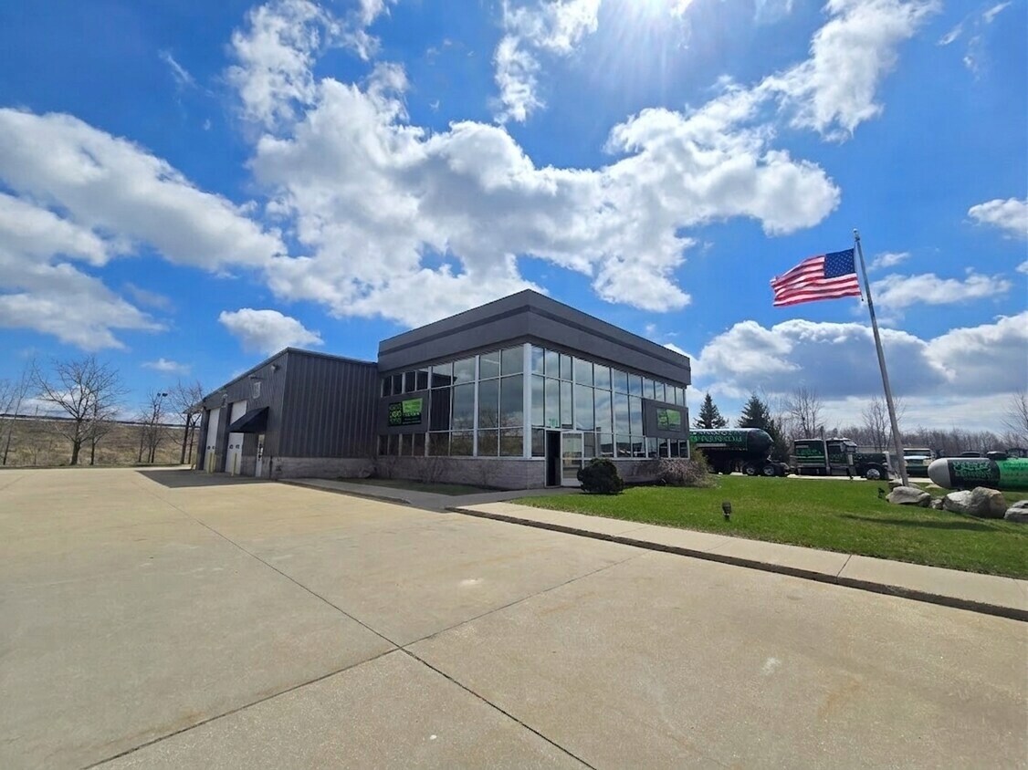 750 Industrial Dr, Clare, MI à louer Photo de l’immeuble– Image 1 sur 15