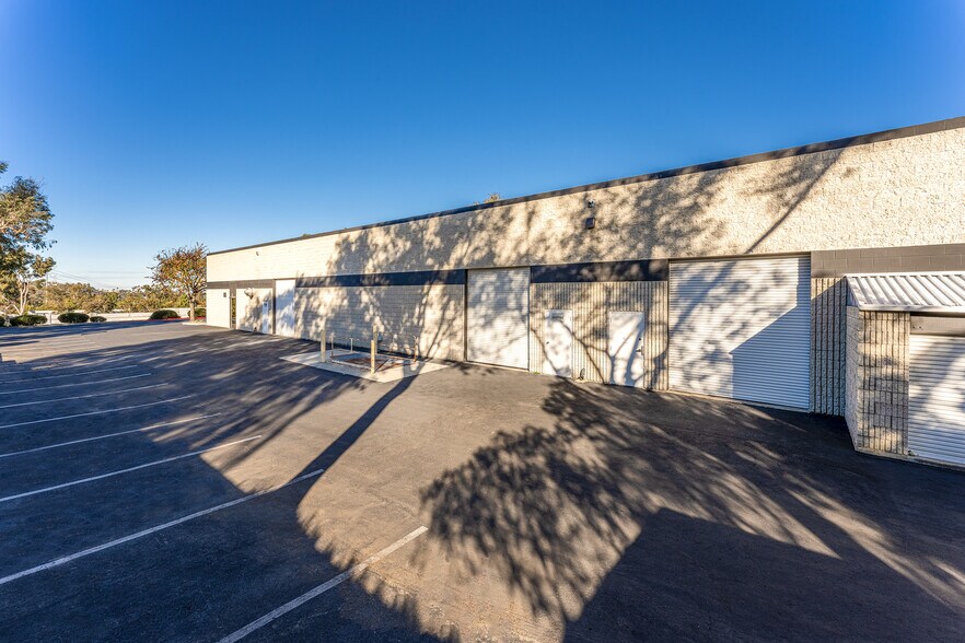 2151 Las Palmas Dr, Carlsbad, CA à louer - Photo de l’immeuble – Image 3 sur 8