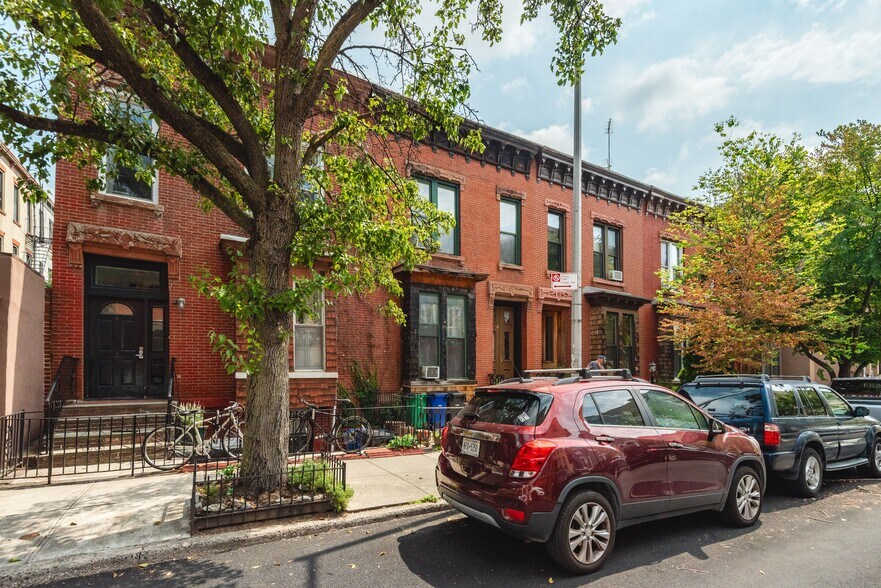 4 Clifford Pl, Brooklyn, NY à vendre - Photo de l’immeuble – Image 3 sur 9
