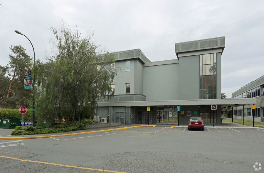 4464 Markham St, Saanich, BC à louer - Photo de l’immeuble – Image 3 sur 7