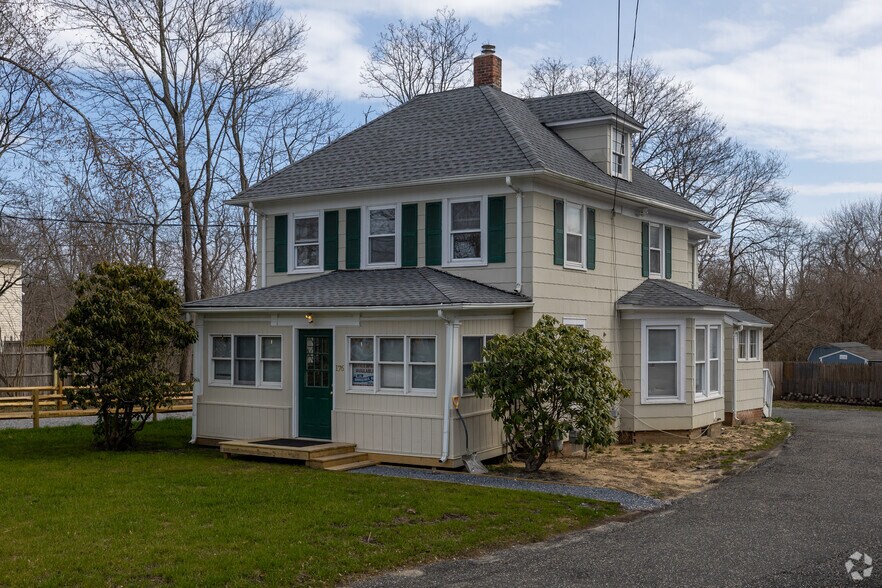 176 Main St, Center Moriches, NY à louer - Photo de l’immeuble – Image 1 sur 1