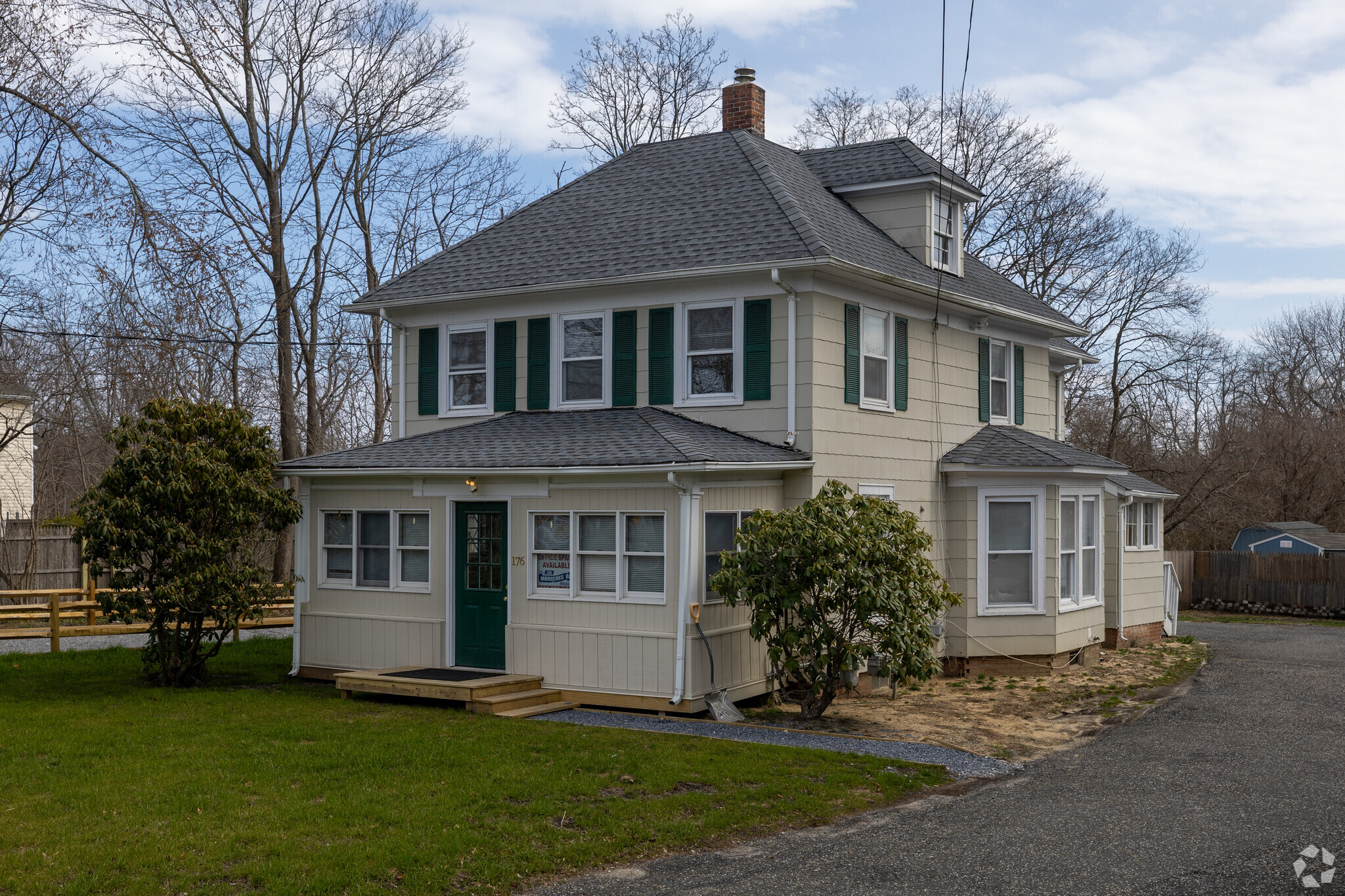 176 Main St, Center Moriches, NY à louer Photo de l’immeuble– Image 1 sur 2