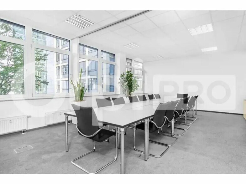 16 Cours Du Danube, Serris à louer - Photo principale – Image 1 sur 43