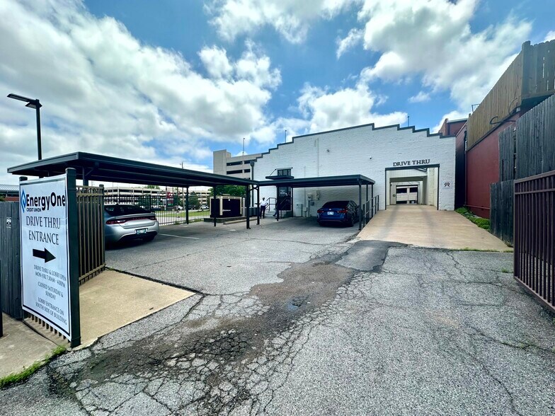 1635 E 11th St, Tulsa, OK à vendre - Photo de l’immeuble – Image 2 sur 14
