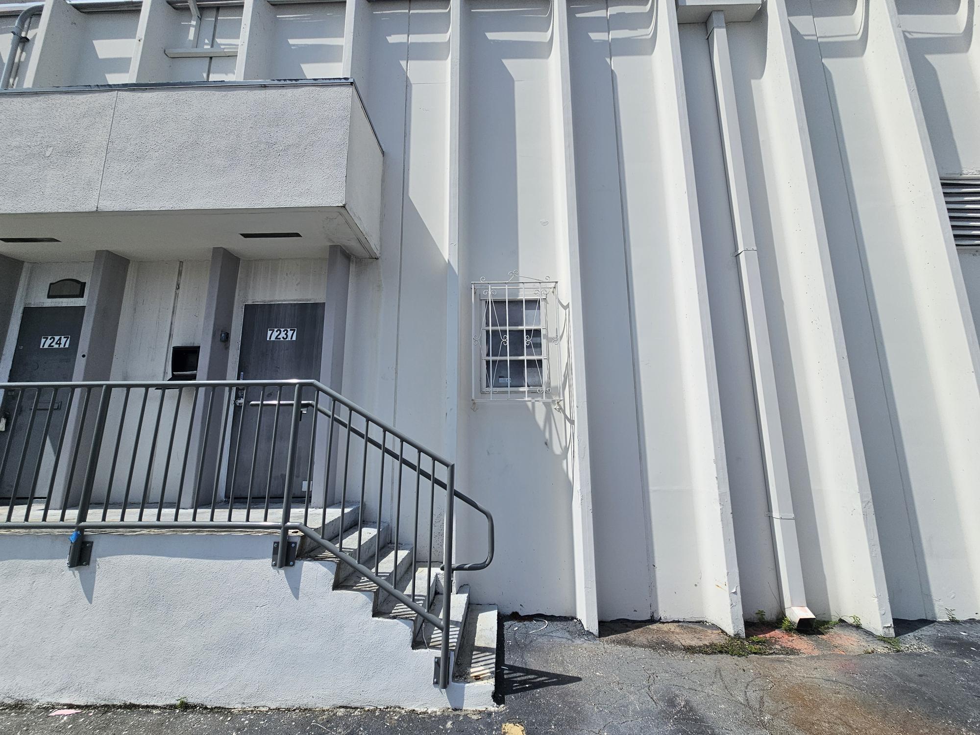 7212-7282 NW 33rd St, Miami, FL à louer Photo intérieure– Image 1 sur 8