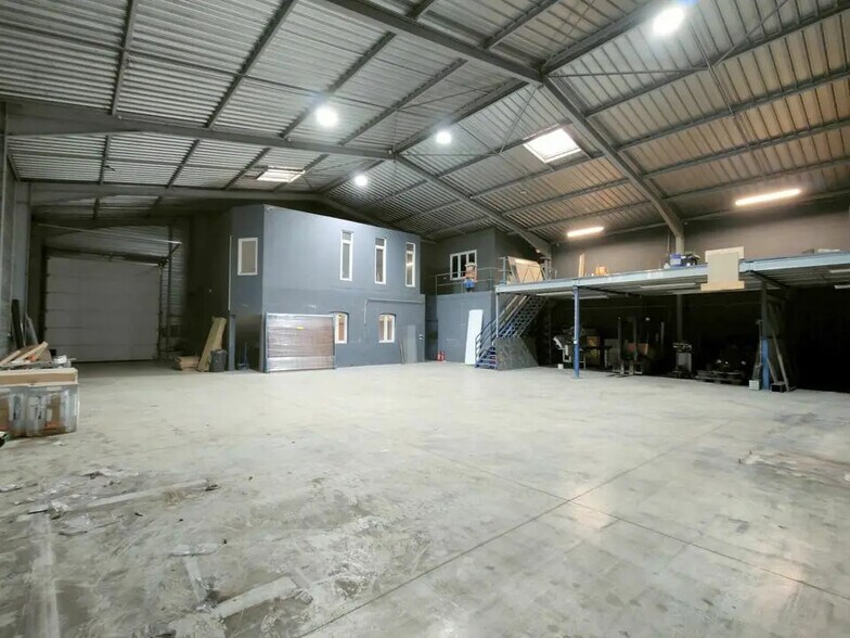 Local d’activités dans Isles-sur-Suippe à louer - Photo de l’immeuble – Image 3 sur 12