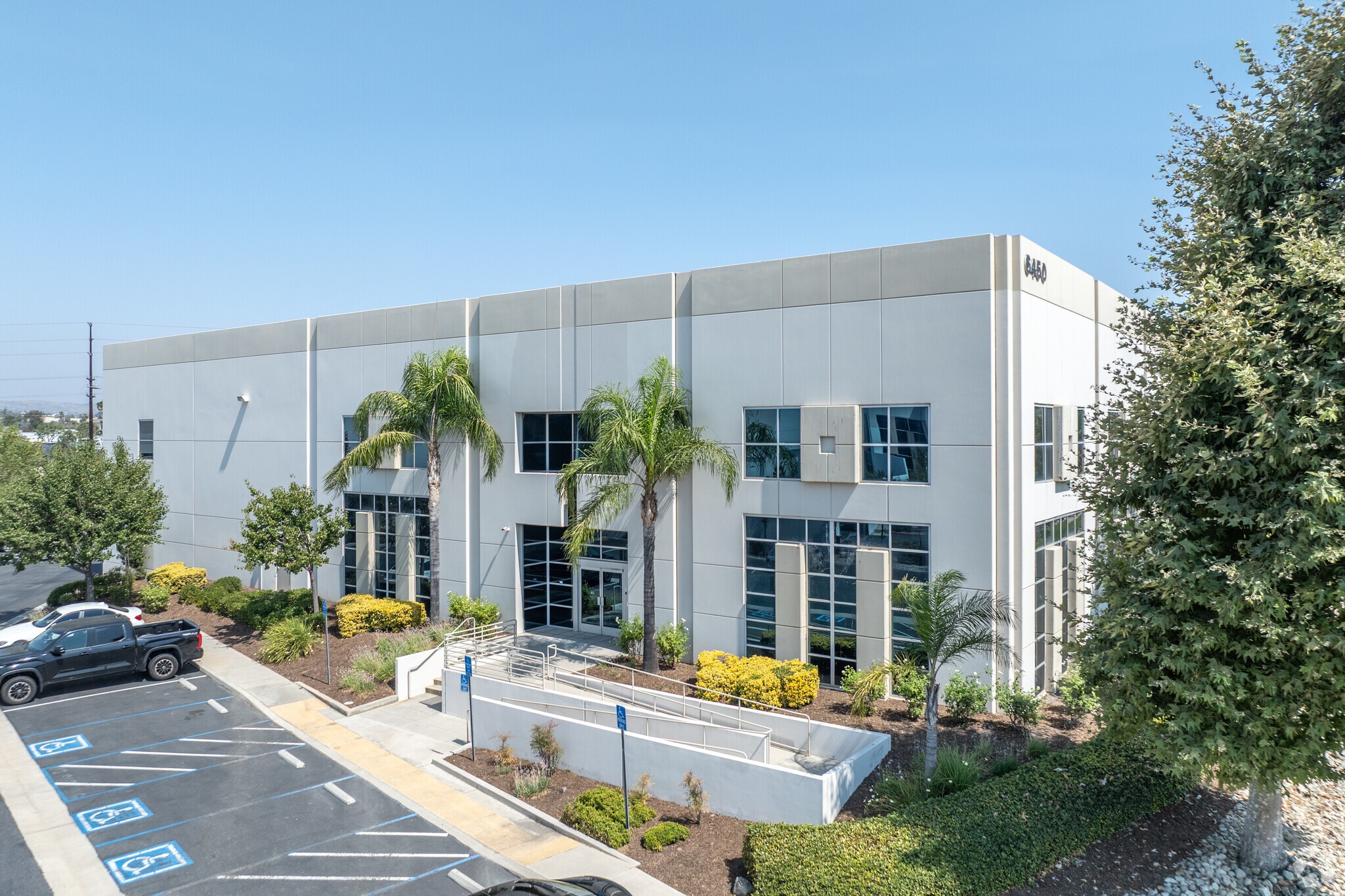 6450 Sycamore Canyon Blvd, Riverside, CA à louer Photo principale– Image 1 sur 5