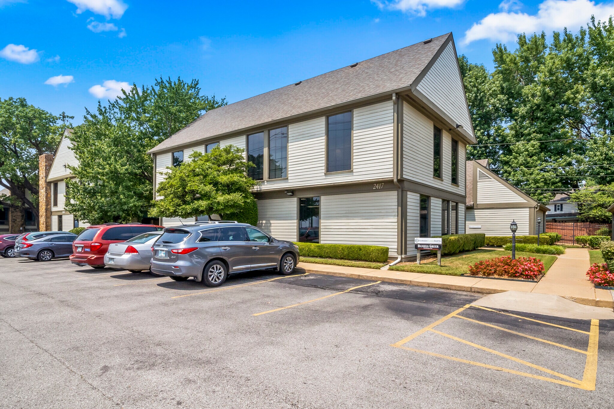 2417 E Skelly Dr, Tulsa, OK à vendre Photo principale– Image 1 sur 16