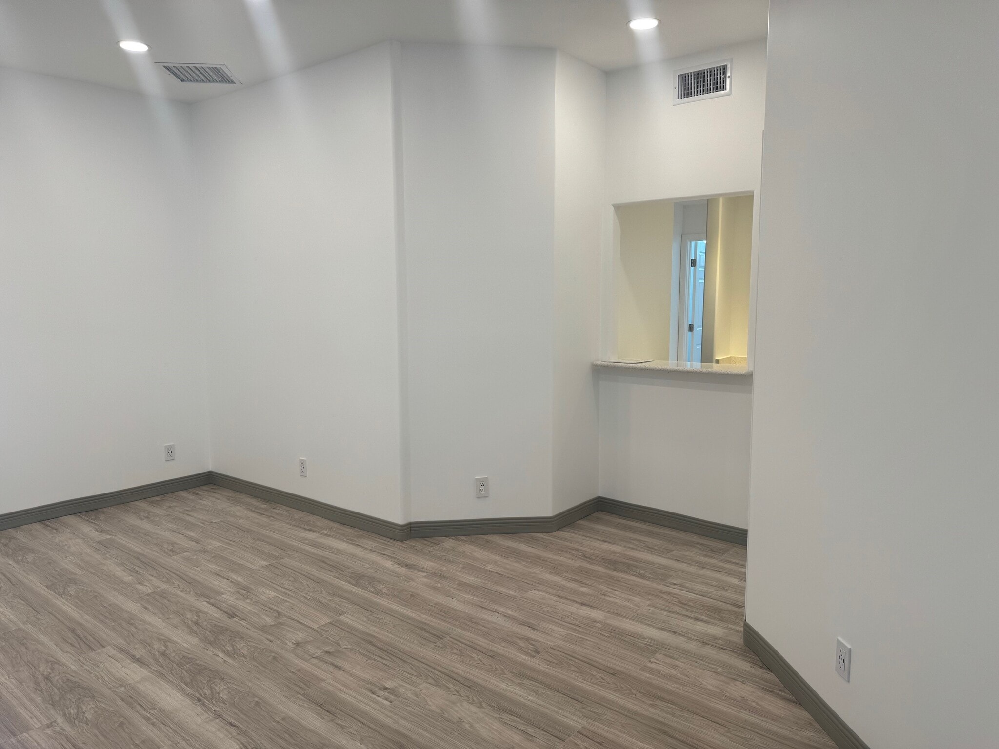 7010-7012 Reseda Blvd, Reseda, CA à louer Photo intérieure– Image 1 sur 7