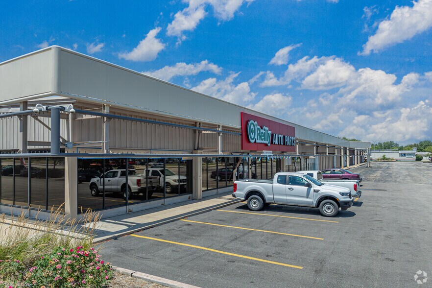 7915 N Hale Ave, Peoria, IL à louer - Photo de l’immeuble – Image 2 sur 4
