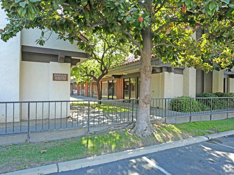 5070 N 6th St, Fresno, CA à vendre - Photo de l’immeuble – Image 2 sur 4
