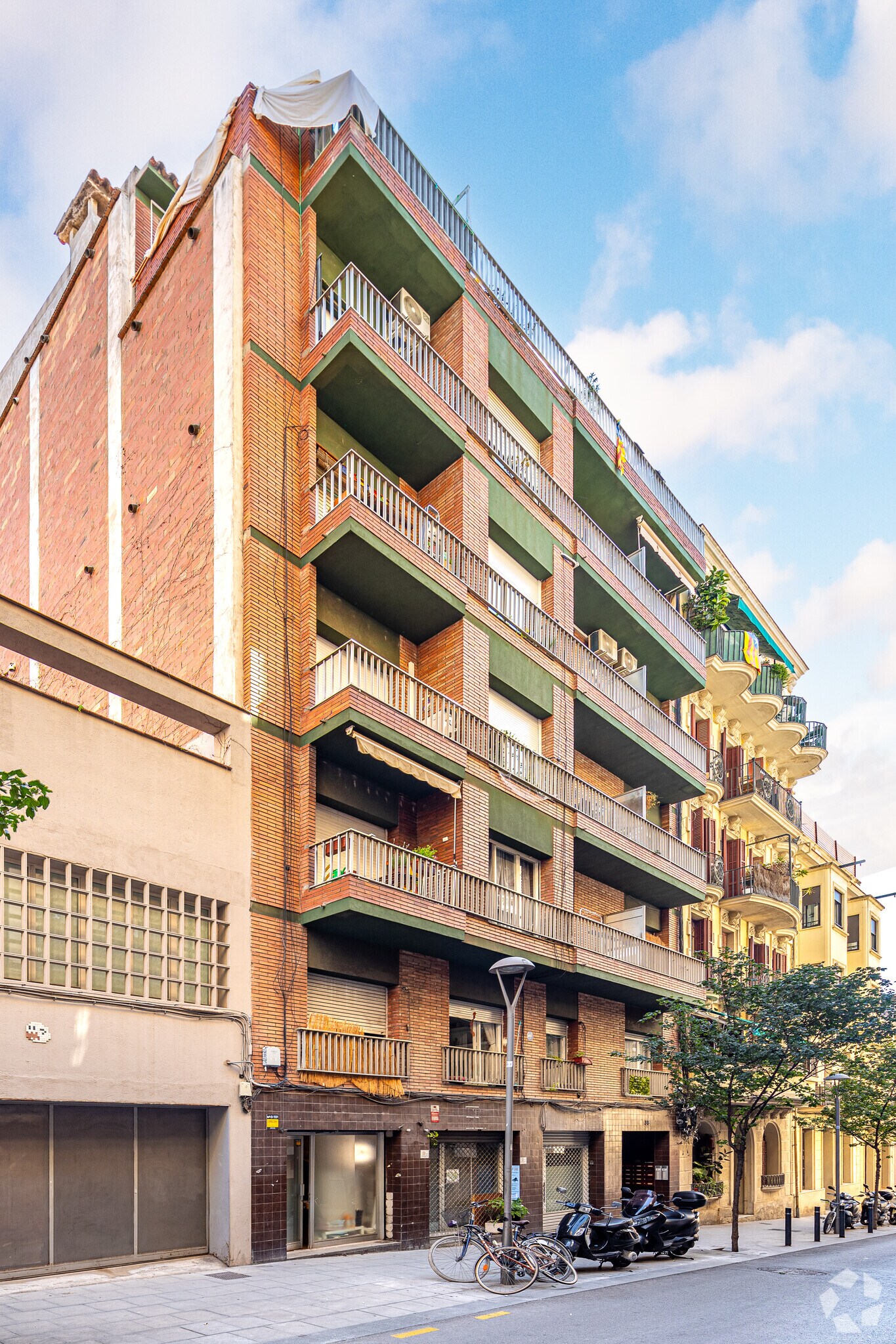 Immeuble residentiel dans Barcelone, Barcelona à vendre Photo principale– Image 1 sur 2