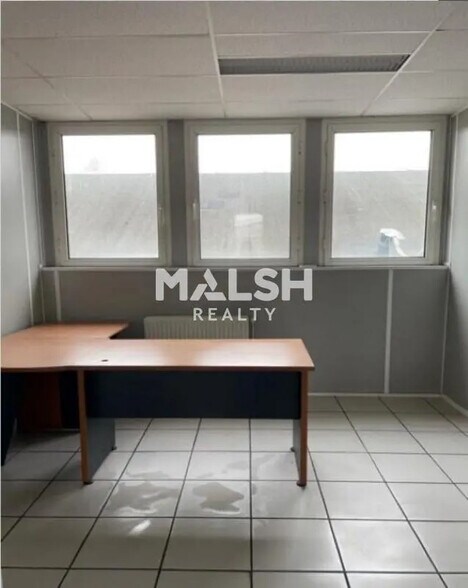 Bureau dans Vénissieux à louer - Photo de l’immeuble – Image 3 sur 8