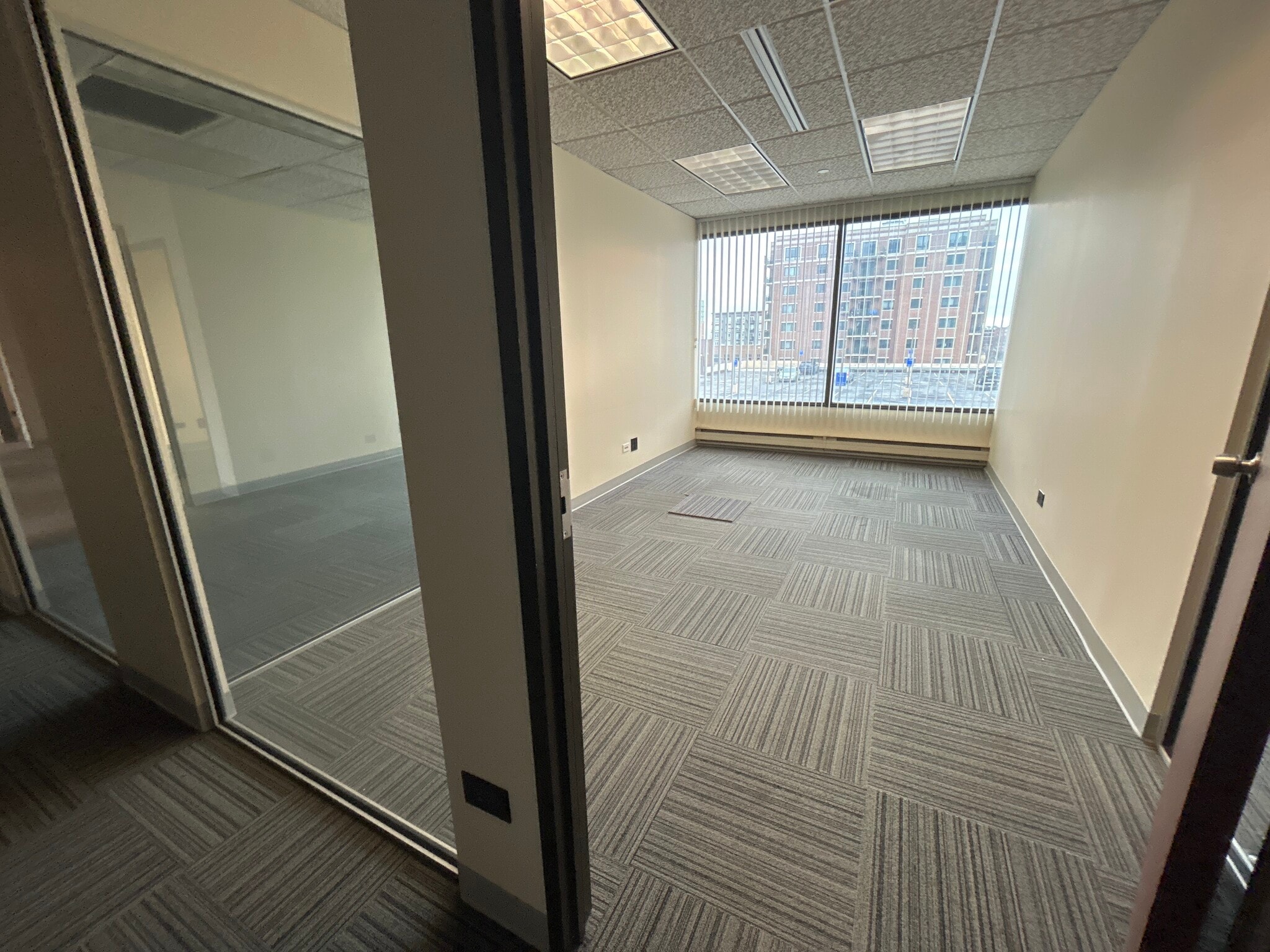 701 Lee St, Des Plaines, IL à louer Photo de l’immeuble– Image 1 sur 5