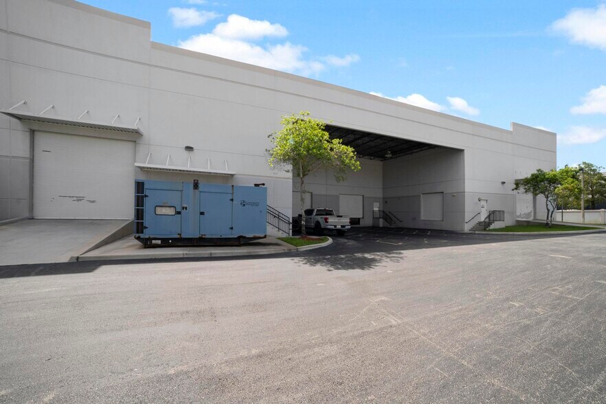 4201 NW 124th Ave, Coral Springs, FL à louer - Photo de l’immeuble – Image 3 sur 31
