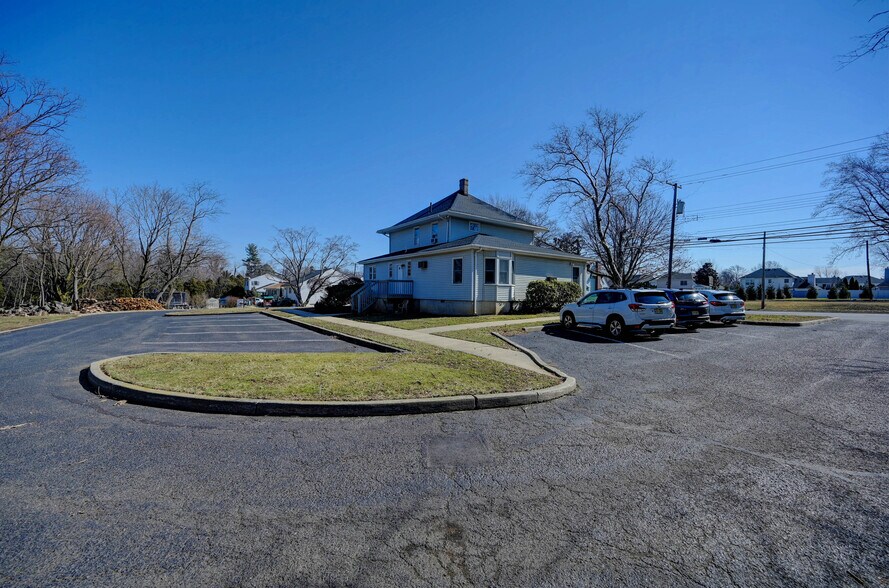 149 W Main St, Freehold, NJ à louer - Photo de l’immeuble – Image 2 sur 22