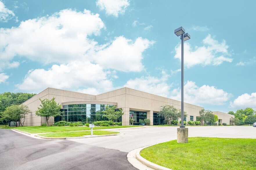 N22 W23977 Ridgeview Pky, Pewaukee, WI à louer - Photo de l’immeuble – Image 1 sur 5