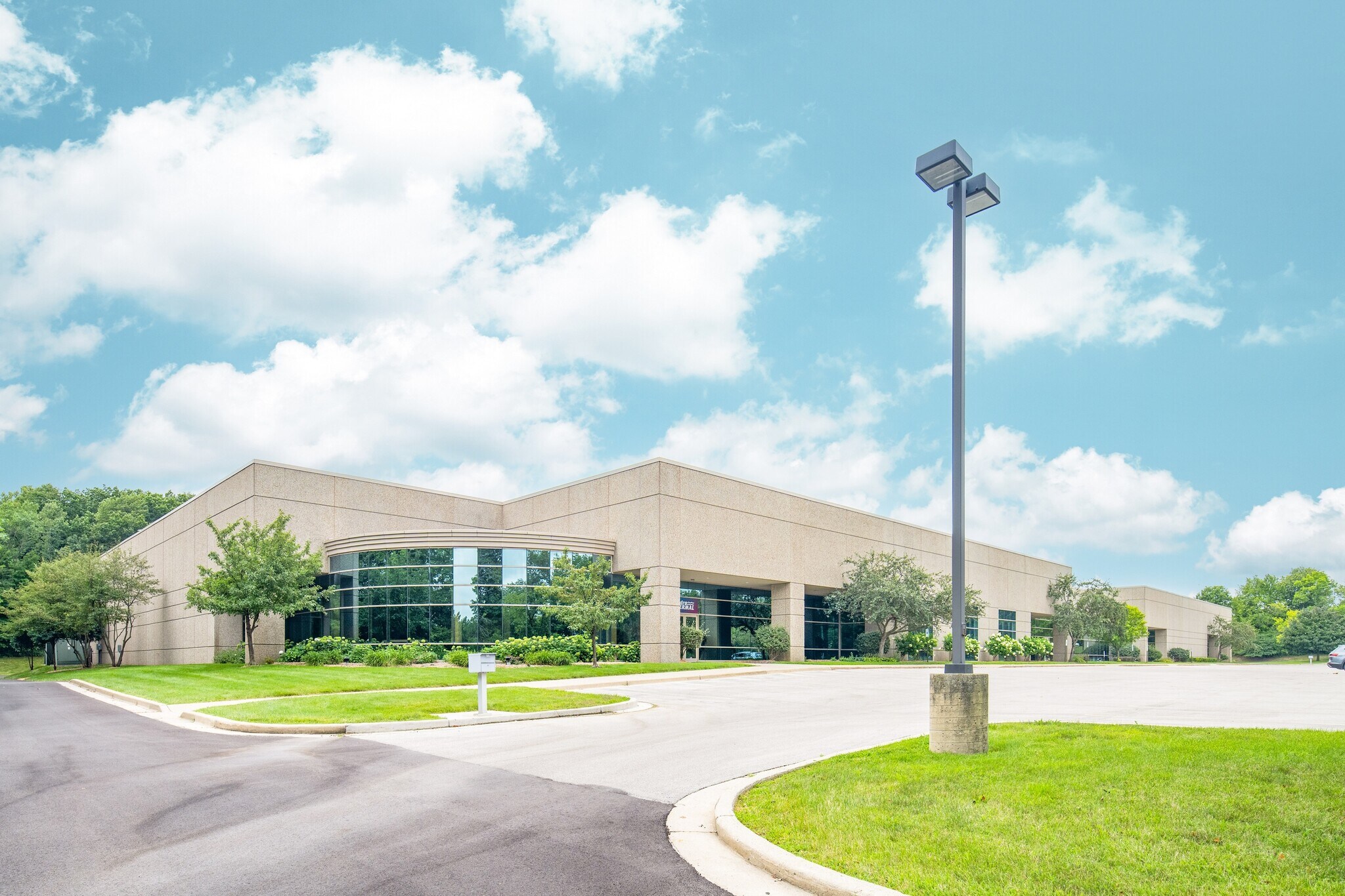 N22 W23977 Ridgeview Pky, Pewaukee, WI à louer Photo de l’immeuble– Image 1 sur 6