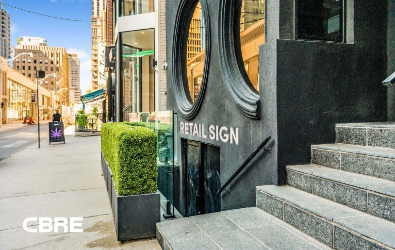 16 Cumberland St, Toronto, ON à louer Photo de l’immeuble– Image 1 sur 6