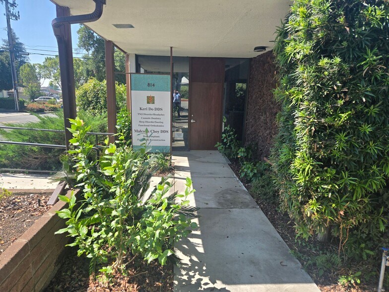 814 W Foothill Blvd, Monrovia, CA à vendre - Photo de l’immeuble – Image 3 sur 8