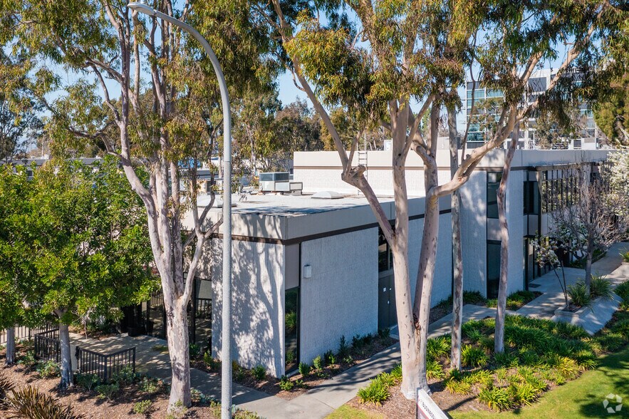 5801-5819 Uplander Way, Culver City, CA à louer - Photo de l’immeuble – Image 2 sur 5