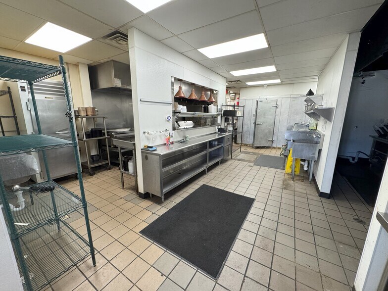 6390 E Riverside Blvd, Loves Park, IL à louer - Photo de l’immeuble – Image 3 sur 9