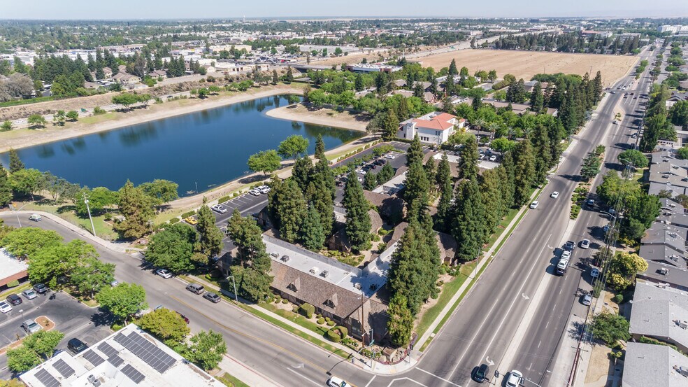 6215 N Fresno St, Fresno, CA à louer - Photo de l’immeuble – Image 1 sur 29