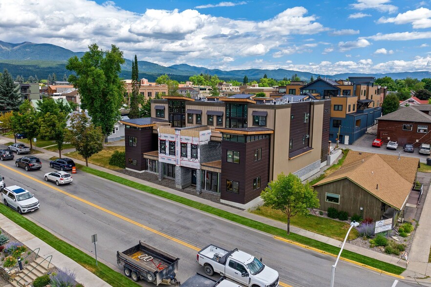 329 Baker Ave, Whitefish, MT à vendre - Photo de l’immeuble – Image 3 sur 13
