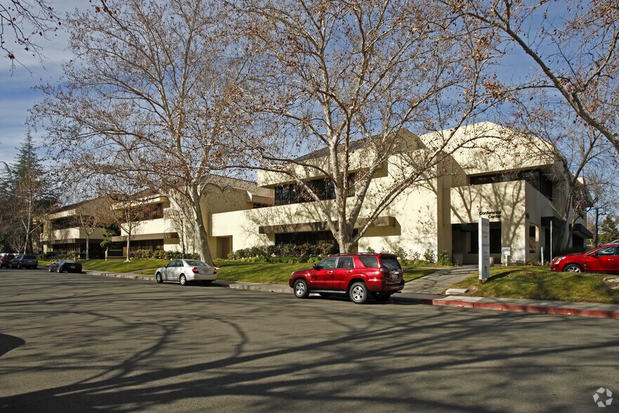 1451 River Park Dr, Sacramento, CA à louer - Photo de l’immeuble – Image 3 sur 25