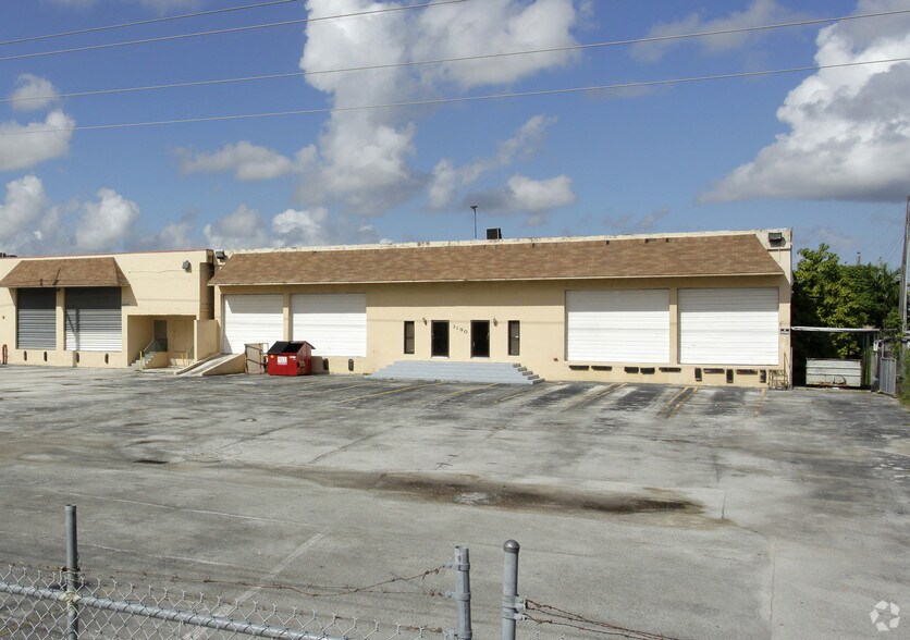 3190 W 15th Ave, Hialeah, FL à louer - Photo principale – Image 2 sur 11