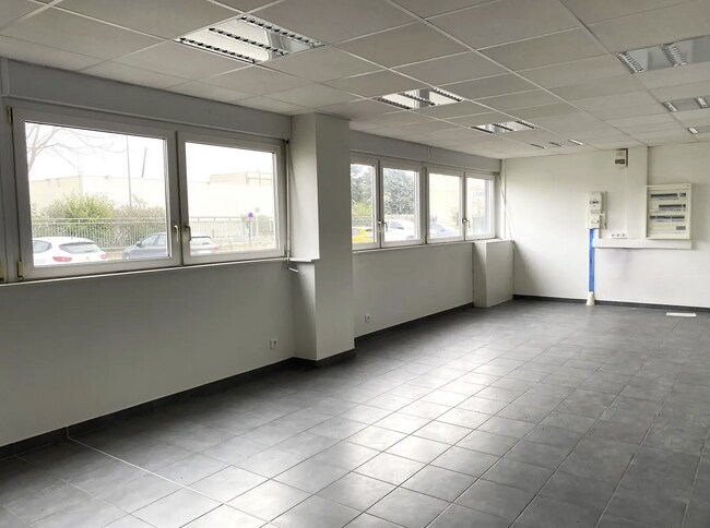 Plus de détails pour Avenue Du Maréchal De Lattre De Tassigny, Meyzieu - Local d’activités à vendre