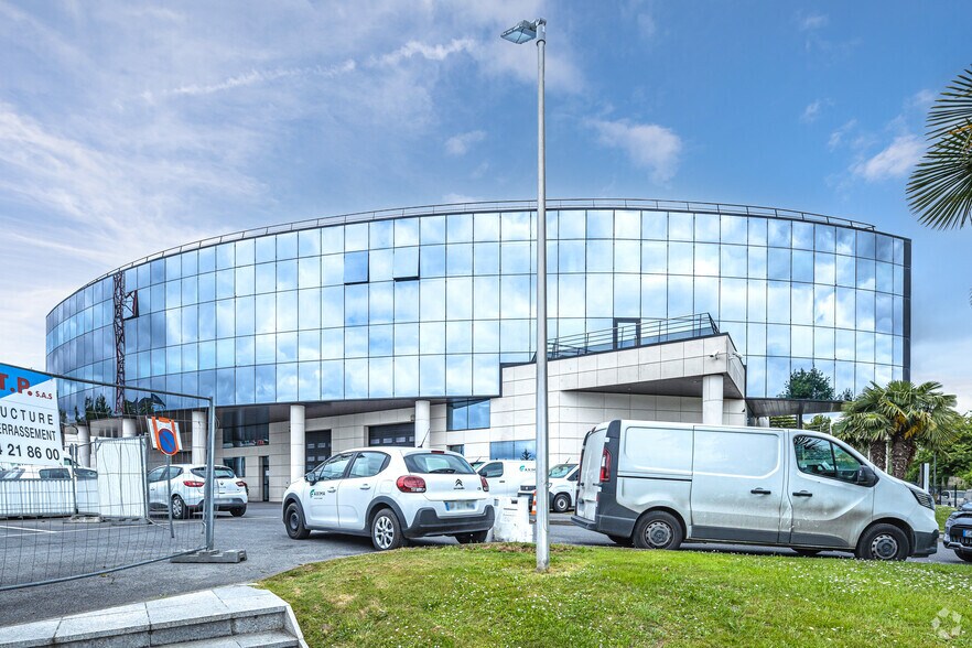 Bureau dans Bry-sur-Marne à louer - Photo principale – Image 1 sur 3