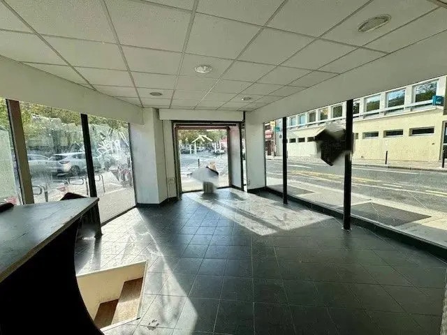 Local commercial dans Paris à louer - Photo de l’immeuble – Image 1 sur 9