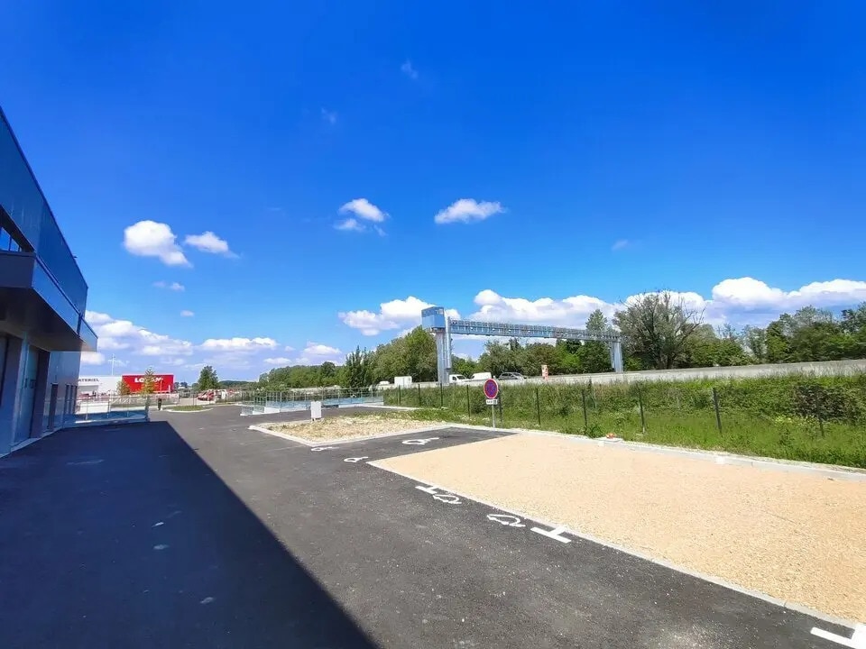 Local d'activités dans Bourgoin-Jallieu à vendre Photo de l’immeuble– Image 1 sur 16