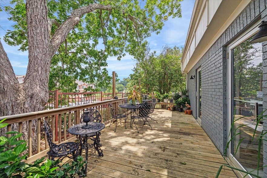 303 E Academy St, Brenham, TX à louer - Photo de l’immeuble – Image 3 sur 17
