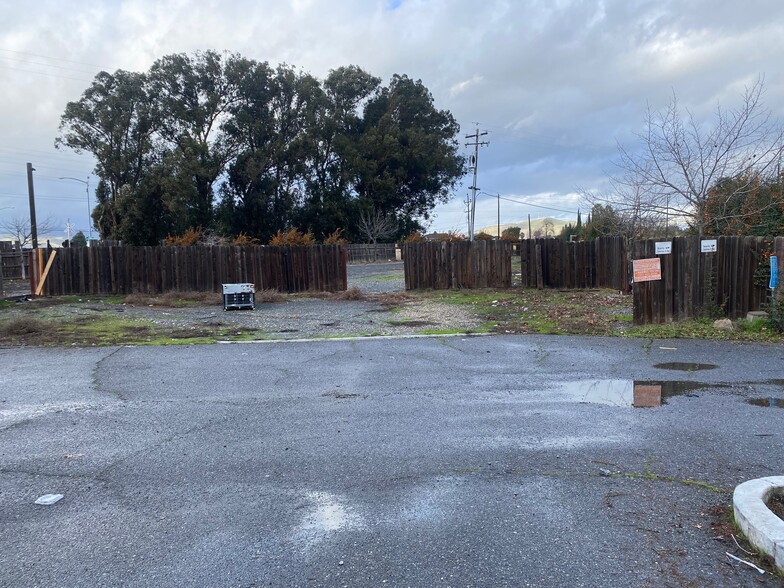 300 Railroad Ave, Suisun City, CA à vendre - Photo de l’immeuble – Image 2 sur 8