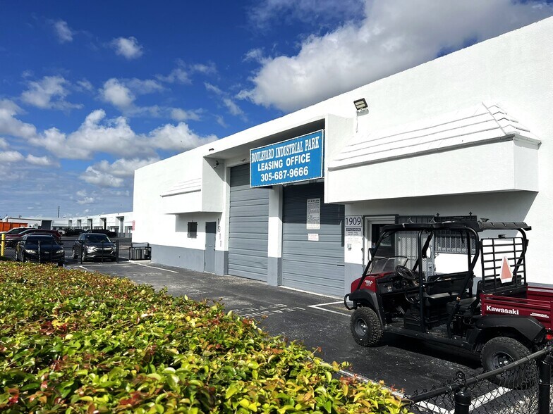 1909-2099 Opa Locka Blvd, Miami, FL à louer - Photo de l’immeuble – Image 2 sur 9