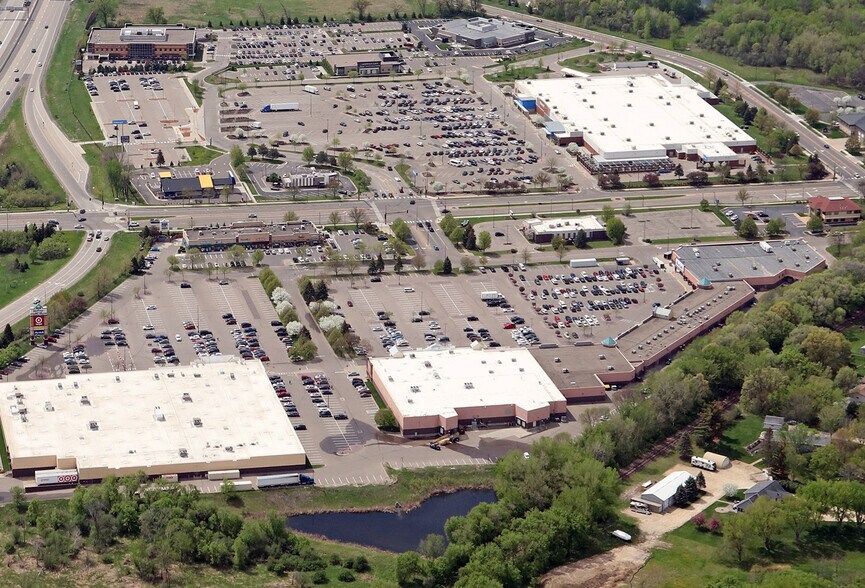 905-955 E County Rd E, Vadnais Heights, MN à louer - Photo de l’immeuble – Image 3 sur 8