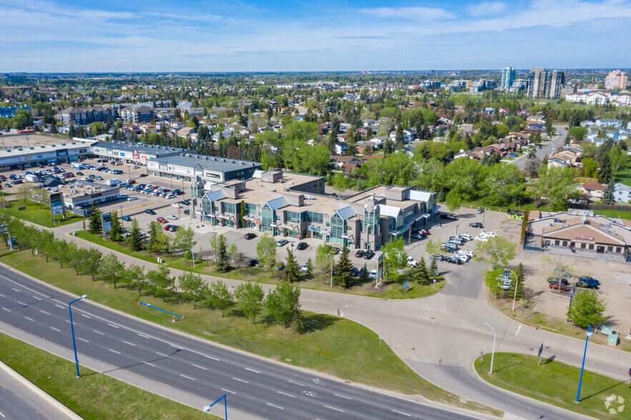 2920 Calgary Trl NW, Edmonton, AB à vendre - Aérien – Image 2 sur 5