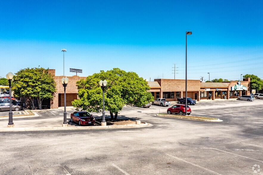 5121 Crestway Dr, San Antonio, TX à louer - Photo de l’immeuble – Image 1 sur 5