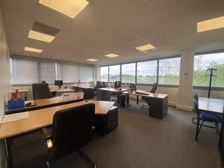 Bureau dans Poissy à louer - Photo de l’immeuble – Image 2 sur 12