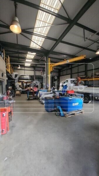 Industriel/Logistique dans Saint-Mitre-les-Remparts à vendre Photo intérieure– Image 1 sur 9