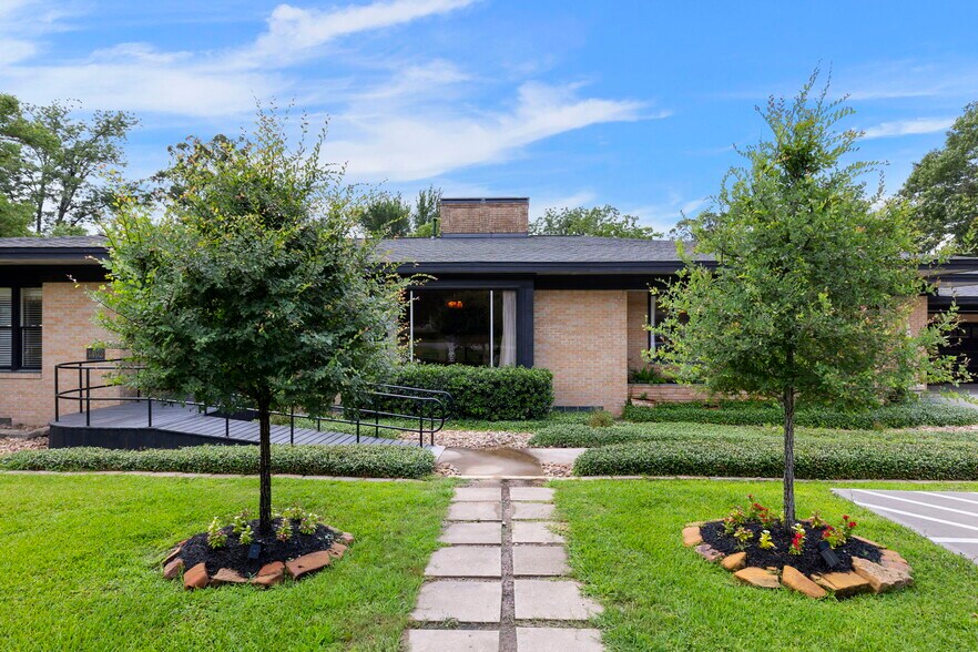1403 N Thompson St, Conroe, TX à vendre - Photo de l’immeuble – Image 2 sur 23