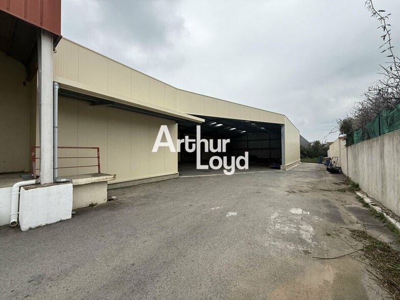 Local d'activités dans Puget-sur-Argens à vendre - Photo de l’immeuble – Image 2 sur 3