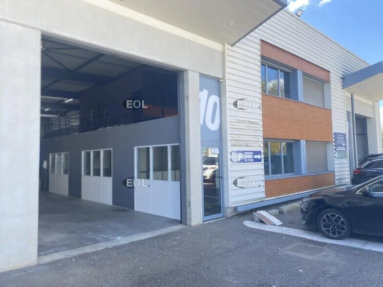 Local d’activités dans Saint-Priest à louer - Photo de l’immeuble – Image 2 sur 12