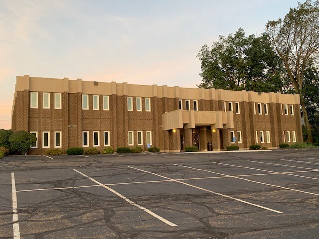 2223 Fulton Dr NW, Canton, OH à louer - Photo de l’immeuble – Image 2 sur 13