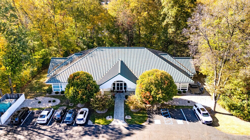 1687 Woodlands Dr, Maumee, OH à vendre - Photo de l’immeuble – Image 1 sur 17
