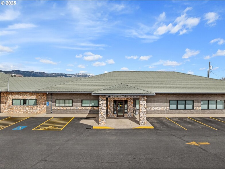 2519 Cove Ave, La Grande, OR à vendre - Photo de l’immeuble – Image 3 sur 20