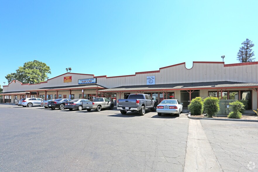 160 S Farmersville Blvd, Farmersville, CA à louer - Photo de l’immeuble – Image 3 sur 5